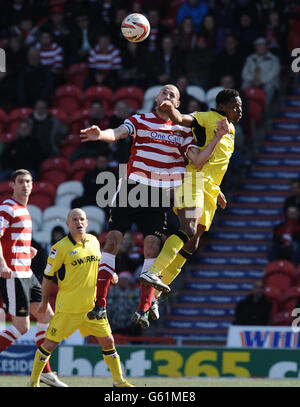 Fußball - npower Football League One - Doncaster Rovers gegen Tranmere Rovers - Keepmoat Stadium. Rob Jones von Doncaster Rovers und Jean Louis Akpa Akpro von Tranmere Rovers Stockfoto