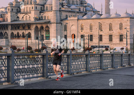 Mann joggt früh am Morgen in Istanbul, Türkei Stockfoto