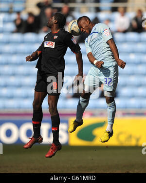 Franck Moussa von Coventry City (rechts) und Clayton Donaldson von Brentford (links) kämpfen während des npower Football League One-Spiels in der Ricoh Arena in Coventry um den Ball. Stockfoto