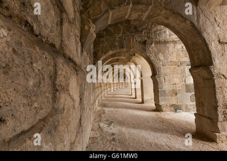 Bögen im Galeriebereich des römischen Amphitheaters in Aspendos, Türkei. Stockfoto