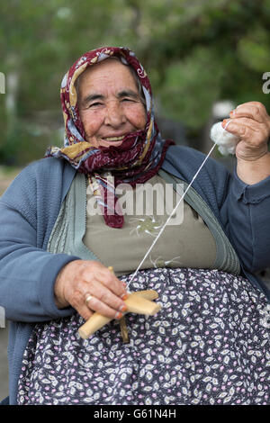 Ältere Frau Spinning Baumwolle, Antalya, Türkei Stockfoto