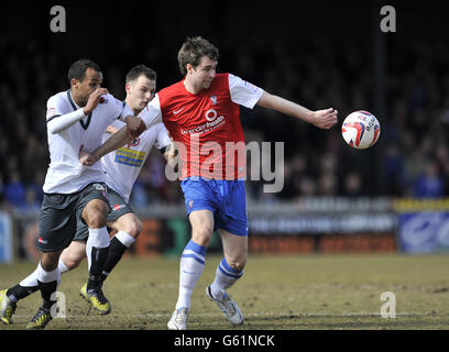 York Citys David McGurk (rechts) und Accrington Stanley's Rommy Boco (links) kämpfen während des npower League 2 Spiels in Bootham Crescent, York, um den Ball. Stockfoto