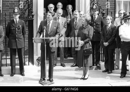 Nach dem Frühstück in der Downing 10 Street, London, erschienen der amerikanische Präsident Ronald Reagan (links) und die Premierministerin Margaret Thatcher vor der Haustür der 10, um Reden zu halten. Mit ihnen sind US-Außenminister Alexander Haig (2. Links), Außenminister Francis Pym (2. Rechts) und bebrillter Verteidigungsminister John Nott (Hintergrund, links). Später fliegt der Präsident nach seinem dreitägigen Besuch in Großbritannien vom Flughafen Heathrow nach Bonn. Stockfoto