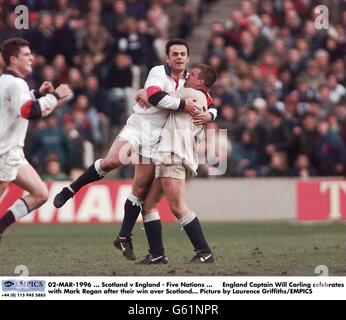 RUGBY UNION - Five Nations Championships - Schottland gegen England. Der englische Kapitän will Carling feiert mit Mark Regan nach ihrem Sieg über Schottland Stockfoto