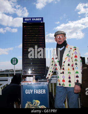 Wetten stehen während des Grand Opening Day des 2013 John Smith's Grand National Meeting auf der Aintree Racecourse, Sefton. Stockfoto