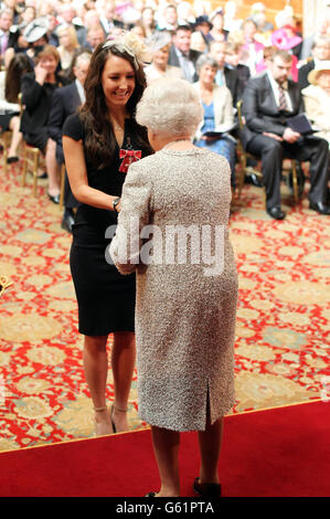 Die Radfahrerin Danielle King empfängt ihren MBE von Königin Elizabeth II. Während einer Investiturzeremonie im Schloss Windsor in Windsor. Stockfoto