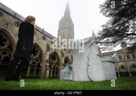 Eine Bronzeskulptur namens Souls der Künstlerin Helaine Blumenfeld auf dem Gelände der Kathedrale von Salisbury, die Teil einer Ausstellung ihrer im Dom installierten Arbeiten ist. Stockfoto