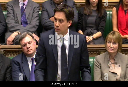 Der Labour-Vorsitzende Ed Miliband spricht während einer Hommage an Baroness Margaret Thatcher im Londoner Unterhaus. Stockfoto