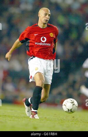 Rio Ferdinand von Manchester United in Aktion während des FA Premiership-Spiels gegen Bolton Wanderers in Old Trafford. Stockfoto