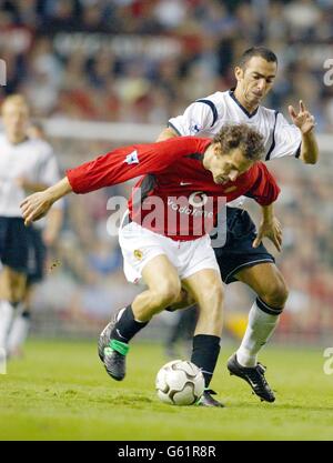 Die ehemaligen französischen Teamkollegen Laurent Blanc von Manchester United und die Bolton Wanderers Youri Djorkaeff in Aktion während ihres FA Premiership-Spiels in Old Trafford. Stockfoto