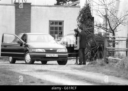 Ein Chauffeur hält die Tür offen, als Edwina Currie, Abgeordnete aus Derbyshire, vier Tage nach dem Rücktritt als Junior Health Minister in ihrem Haus in Findern bei Derby auf das Auto eilt. Stockfoto