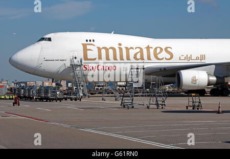 AMSTERDAM, Niederlande - 30. September 2015 Parkposition weiße Boeing 747-400 Fracht Flugzeug von Emirates Verkehrsflugzeug Dubai ist Last Stockfoto