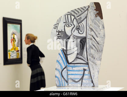 Pablo Picassos Skulptur Sylvette aus dem Jahr 1954 wird im Auktionshaus von Sotheby's während der Vorschau auf die New Yorker Auktionen impressionistischer, moderner und zeitgenössischer Kunst in Sotheby's London ausgestellt. Eine Viertelmilliarde Dollar Kunst wird am 7.-8. Und 14.-15. Mai 2013 von Sotheby's in New York versteigert. Stockfoto