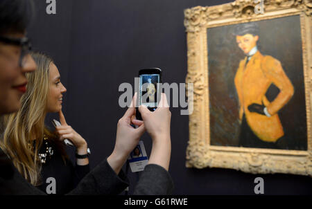 Amedeo Modiglianis Gemälde L'Amazone aus dem Jahr 1909 wird in Sothebys Auktionshaus während der Vorschau auf die New Yorker Auktionen impressionistischer, moderner und zeitgenössischer Kunst in Sotheby's London fotografiert. Eine Viertelmilliarde Dollar Kunst wird am 7.-8. Und 14.-15. Mai 2013 von Sotheby's in New York versteigert. Stockfoto