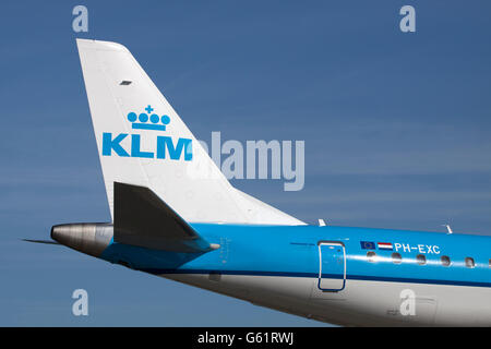 AMSTERDAM, Niederlande - Maart 11, 2015 Flügel ein Passagierflugzeug KLM Boeing mit blauem Himmel Stockfoto