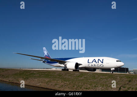 AMSTERDAM, Niederlande - Maart 11, 2015. Boeing 777-300ER von LAN Cargo gehört zu den 10 Boeing 777, die diese Airline hat Stockfoto