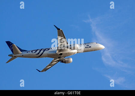 AMSTERDAM, Niederlande - Maart 11, 2015 Embraer 190 Sky Team Flugzeug über den Flughafen Schiphol Stockfoto