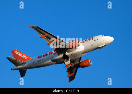 Amsterdam, Niederlande - Maart 11, 2015: Rückansicht einer Easyjet Flugzeug durch das Licht der Sonne mit einem wolkenlosen beleuchtet Stockfoto