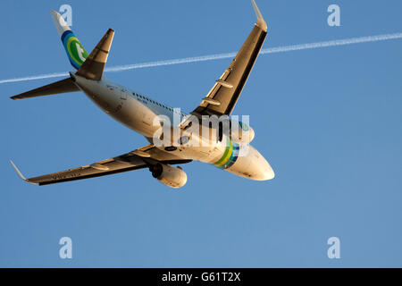 Amsterdam, Niederlande - 18. Februar 2015: Boeing 737-800 in der alten Lackierung von Transavia ist nur mit Passagieren abgenommen Stockfoto