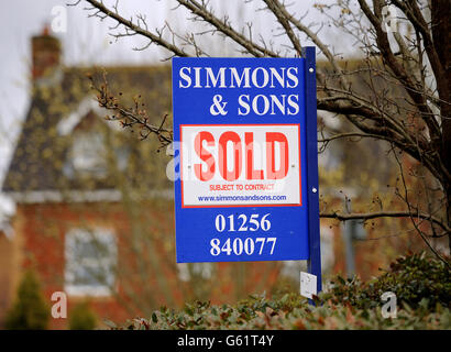 Allgemeine Ansicht eines verkauften Schildes vor einem Haus in Basingstoke, Hampshire Stockfoto