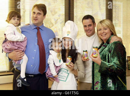 Ian und Penny Johnson mit ihren Töchtern Alicia und Isabelle haben gemeinsam mit TV-Moderatorin Fern Britton und Küchenchef Phil Vickery während einer Fotoserie in London die neue Heinz Homemade-Babykost-Serie auf den Markt gebracht. Stockfoto