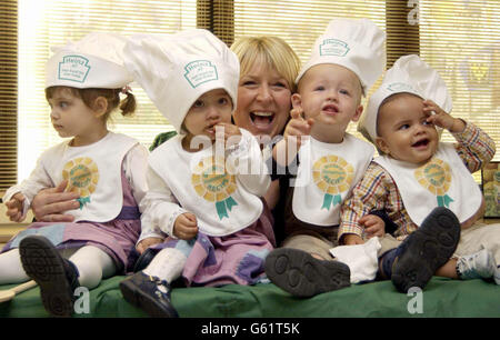 Alicia und Isabelle Johnson, Alexander Burkes und Nathan Nicol kommen zusammen mit TV-Moderatorin Fern Britton während einer Fotoserie in London, um die neue, von Heinz selbst gemachte Babykost-Serie zu lancieren. Stockfoto