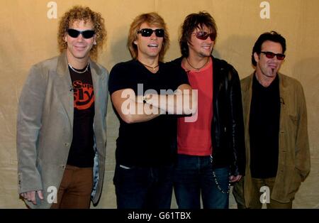 Die amerikanische Rockband Bon Jovi (L-R) Dave Bryan, Jon Bon Jovi, Richie Sambora und Tico Torres posieren für die Medien während einer Fotoausstellung in London, vor ihrem Konzert im Shepherds Bush Empire. Stockfoto