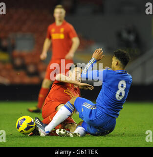 Fußball - FA Youth Cup - Halbfinale - Erstes Teilstück - Liverpool gegen Chelsea - Anfield. Liverpools Jordan Lussey (links) und Chelsea's Ruben Loftus Cheek (rechts) kämpfen um den Ball. Stockfoto