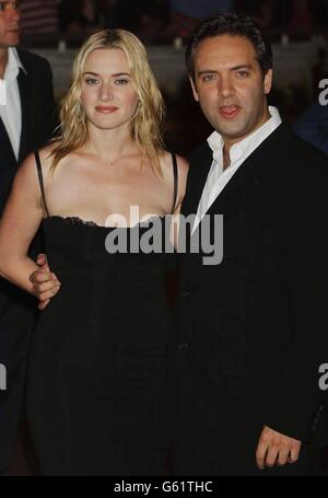 Regisseur Sam Mendes und Schauspielerin Kate Winslet kommen am Empire Leicester Square in London zur britischen Premiere von 'Road to Perdition' an. Stockfoto