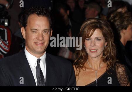 Der Schauspieler Tom Hanks und seine Frau Rita kommen am Empire Leicester Square, London, zur britischen Premiere von „Road to Perdition“ an. Stockfoto