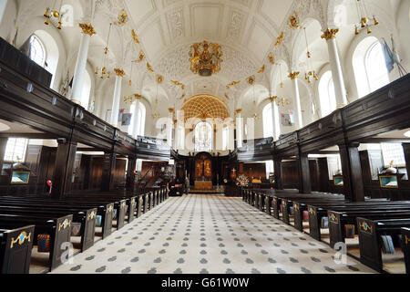 Das Innere der St. Clement Danes Church im Zentrum von London, in der der Coffin von Baroness Thatcher, der ehemaligen Premierministerin, von einer Hearse in eine Waffenwagen-Kutsche für die letzte Reise zur St. Paul's Cathedral gebracht wird, während ihres Begräbniss, das am Mittwochmorgen stattfindet. Stockfoto