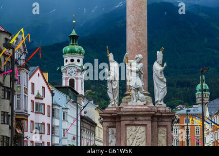 Ein Blick entlang der Maria-Theresien-Straße in Innsbruck im Laufe des Tages. Die Annasaule, Spitalskirche und anderen Gebäuden zu sehen Stockfoto