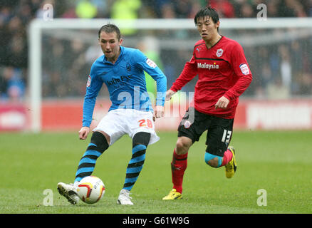 Radoslaw Majewski aus Nottingham Forest (links) während des npower Football League Championship-Spiels im Cardiff City Stadium, Cardiff. Stockfoto