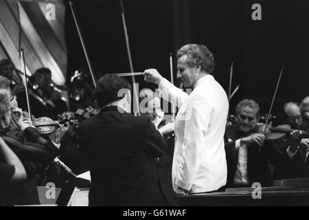 Sir Colin Davis dirigiert das BBC Symphony Orchestra während der alternativen First Night of the Proms. Die offizielle Version wurde aufgrund von Arbeitskampfmaßnahmen der Musikerunion, die gegen die Entscheidung der BBC protestieren, fünf ihrer 11 Orchester zu streichen, abgesagt. Stockfoto