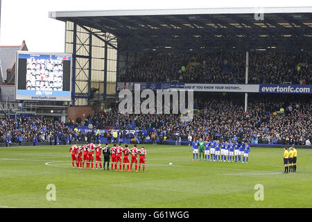 Fußball - Barclays Premier League - Everton gegen Queens Park Rangers - Goodison Park. Spieler aus Teams und Fans beobachten vor dem Anpfiff eine Minute Stille, um an die Katastrophe in Hillsborough zu erinnern Stockfoto