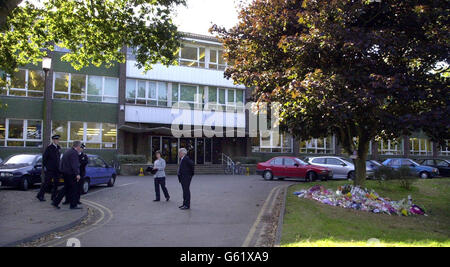 Blumen liegen vor dem Eingang zur Heathside School, Weybridge, wo Milly Dowler eine Schülerin war. Die Klassenkameraden des Schulmädchens Milly sollten heute zum ersten Mal in ihren Unterricht zurückkehren und wissen, dass sie ermordet wurde. * am Freitag waren die Kinder der Heathside School, Weybridge, dazu bestimmt, der 13-Jährigen in einer Sonderversammlung zu Ehren der sechs Monate, die sie vermisst hatte, zu ehren. Aber im Laufe des Tages wurde es immer wahrscheinlicher, dass menschliche Überreste in Wäldern an einem isolierten Ort in Hampshire entdeckt wurden ihre, bis zu diesem Abend, nachdem alle Kinder zurückgekehrt waren Stockfoto