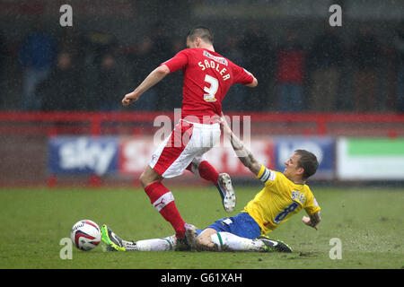 Fußball - npower Football League One - Crawley Town / Coventry City - Broadfield Stadium. Mathew Sadler von Crawley Town und Carl Baker von Coventry City (rechts) kämpfen um den Ball Stockfoto