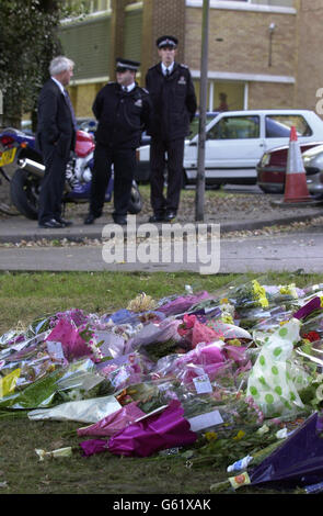 Blumen liegen vor dem Eingang zur Heathside School, Weybridge, wo Milly Dowler eine Schülerin war. Die Klassenkameraden des Schulmädchens Milly sollten heute zum ersten Mal in ihren Unterricht zurückkehren und wissen, dass sie ermordet wurde. * am Freitag waren die Kinder der Heathside School, Weybridge, dazu bestimmt, der 13-Jährigen in einer Sonderversammlung zu Ehren der sechs Monate, die sie vermisst hatte, zu ehren. Aber im Laufe des Tages wurde es immer wahrscheinlicher, dass menschliche Überreste in Wäldern an einem isolierten Ort in Hampshire entdeckt wurden ihre, bis zu diesem Abend, nachdem alle Kinder zurückgekehrt waren Stockfoto