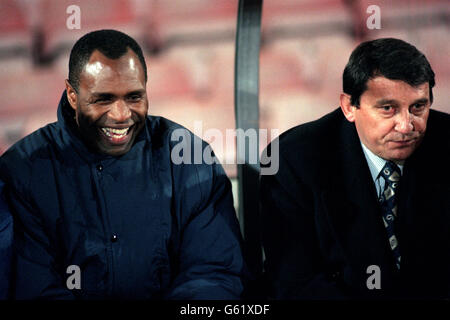 Watford-Manager Graham Taylor (r) saß mit seinem Trainer Luther zusammen Blissett (l) Stockfoto