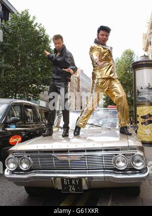 Entertainer Darren Day (links) mit Elvis-Imitator Mark Leen vor dem HMV in der Oxford Street, im Zentrum von London, vor einem Fototermin, um ein Album mit 30 Elvis-Nummer-1-Hits zu veröffentlichen. Stockfoto