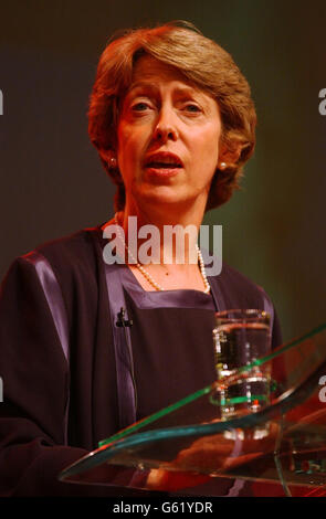 Patricia Hewitt, Staatssekretärin für Handel und Industrie, hält ihre Rede auf der jährlichen Labour Party Konferenz in Blackpool. Stockfoto