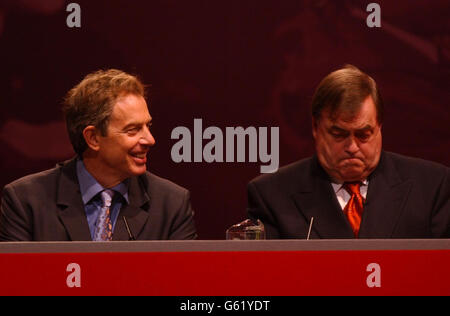 Premierminister Tony Blair mit seinem Stellvertreter John Prescott auf der jährlichen Labour Party Conference in Blackpool. Stockfoto