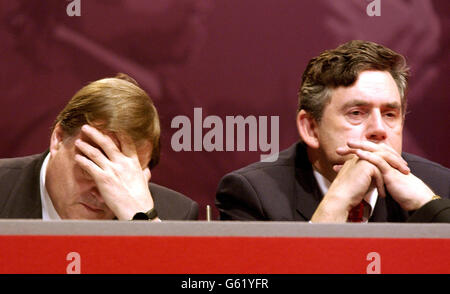 Der stellvertretende Premierminister John Prescott hält seinen Kopf mit dem Kanzler Gordon Brown (rechts) saß neben ihm während der Debatte über die PFI am ersten Tag der Labour Party Conference in den Winter Gardens, Blackpool. Stockfoto