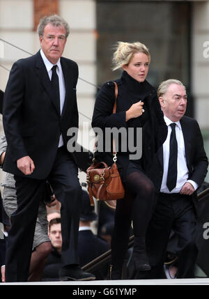 TV-Moderator Jeremy Clarkson (links), seine Tochter Emily (Mitte) und Andrew Lloyd Webber (rechts) kommen zum Trauerdienst von Baroness Thatcher in der St. Paul's Cathedral, Central London. Stockfoto