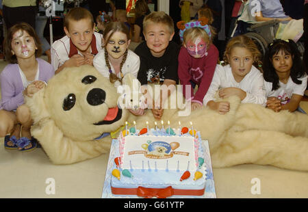 Eine Gruppe von sieben Kindern aus den Abteilungen des Great Ormond Street Children's Hospital, hilft im Café des Krankenhauses, den 30. Geburtstag des Andrex-Welpen zu feiern. * Jetzt ein treuer unserer Bildschirme, wurden die Andrex Welpenanzeigen zuerst im Jahr 1972 gestartet. Das Krankenhaus selbst feiert sein 150. Jahr. Stockfoto