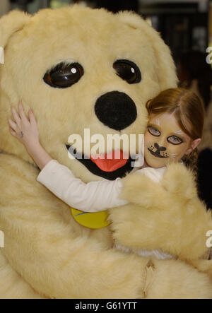 Chelsea Baxter, 8, aus Stockwell im Süden Londons, der an Zystischer Fibrose leidet, streichelt den Andrex-Welpen im Great Ormond Street Children's Hospital, wo sie 30 Jahre Welpen-Werbung im Café des Krankenhauses feiern. Die Anzeigen erschienen erstmals 1972 auf dem Bildschirm, und diese Geburtstagsfeier steht mit dem 150. Jahrestag des Kinderkrankenhauses in Verbindung. PA Foto : John Stillwell. Stockfoto
