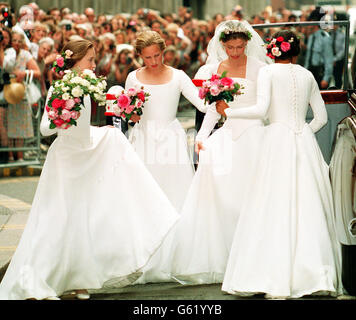 Lady Armstrong-Jones kommt mit ihren Brautjungfern, Lady Francis Armstrong-Jones, Zara Phillips und Tara Noble Singh, zur Hochzeit mit Daniel Chatto in die St. Stephen Walbrook Church, City of London. Stockfoto