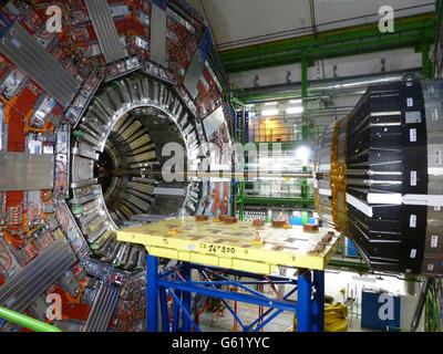 Ein Blick auf einen Teil des CMS-Detektors am Large Hadron Collider der Europäischen Organisation für Kernforschung, bekannt als CERN in Meyrin, Schweiz. 14/04/13 Stockfoto