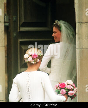 Lady Sarah Armstrong-Jones blickt über ihre Schulter und lächelt, als sie die St. Stephen Walbrook Church in London für ihre Hochzeit mit dem Schauspieler Daniel Chatto betreten hat. Stockfoto