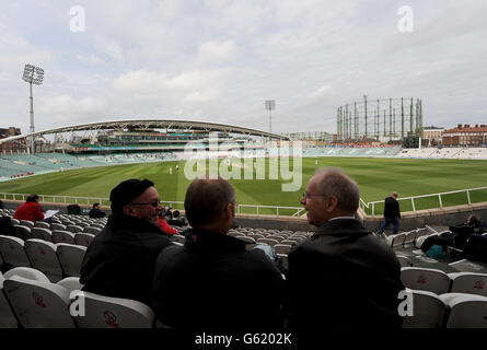 Cricket - LV= County Championship - Division One - Tag One - Surrey / Somerset - Kia Oval. Allgemeine Ansicht der Fans, die während des Spiels die Action im Kia Oval beobachten Stockfoto